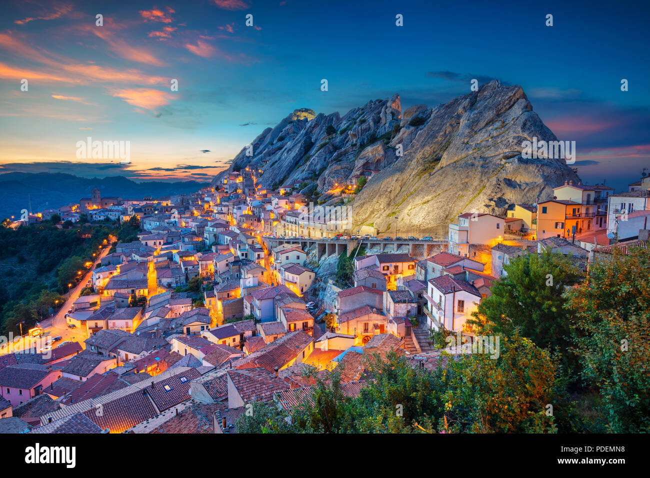 Pietrapertosa, Italia. Immagine aerea del paesaggio urbano della città medievale di Pietrapertosa, Italia durante il bellissimo tramonto. Foto Stock