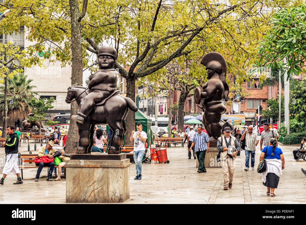 Medellin, Colombia, Marzo 24, 2018: i turisti a piedi da Botero situato a Botero Plaza a Medellin, Colombia. Egli ha donato 23 sculture di Foto Stock