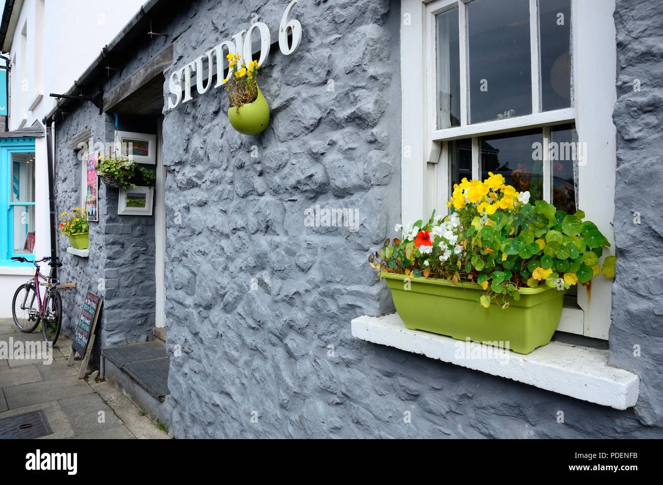 Cottage studio dell'artista in una strada St Davids Pembrokeshire Wales Cymru REGNO UNITO Foto Stock