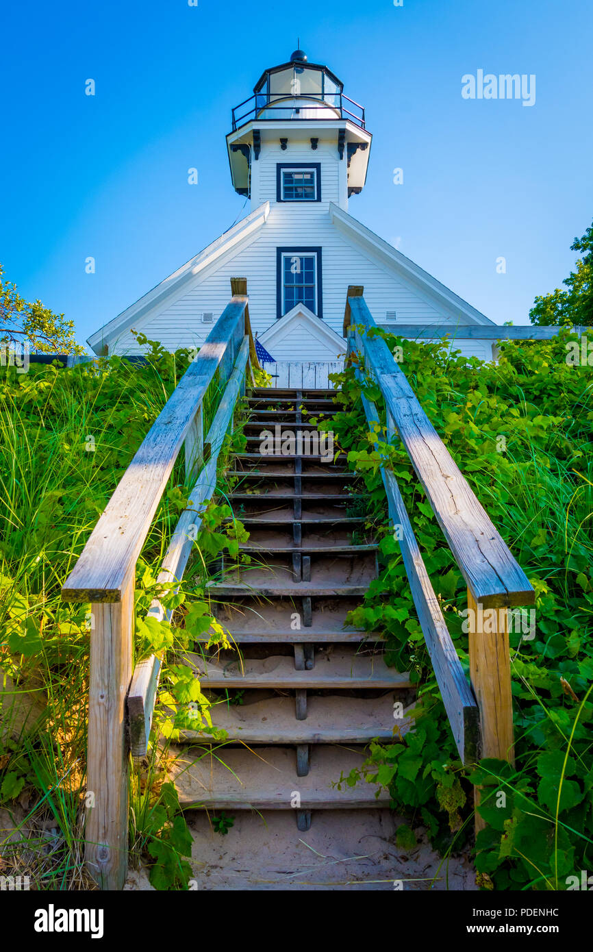 La vecchia missione Point Lighthouse visto dalla base dei gradini in legno per la spiaggia vicino a Traverse City, MI, Stati Uniti d'America. Foto Stock