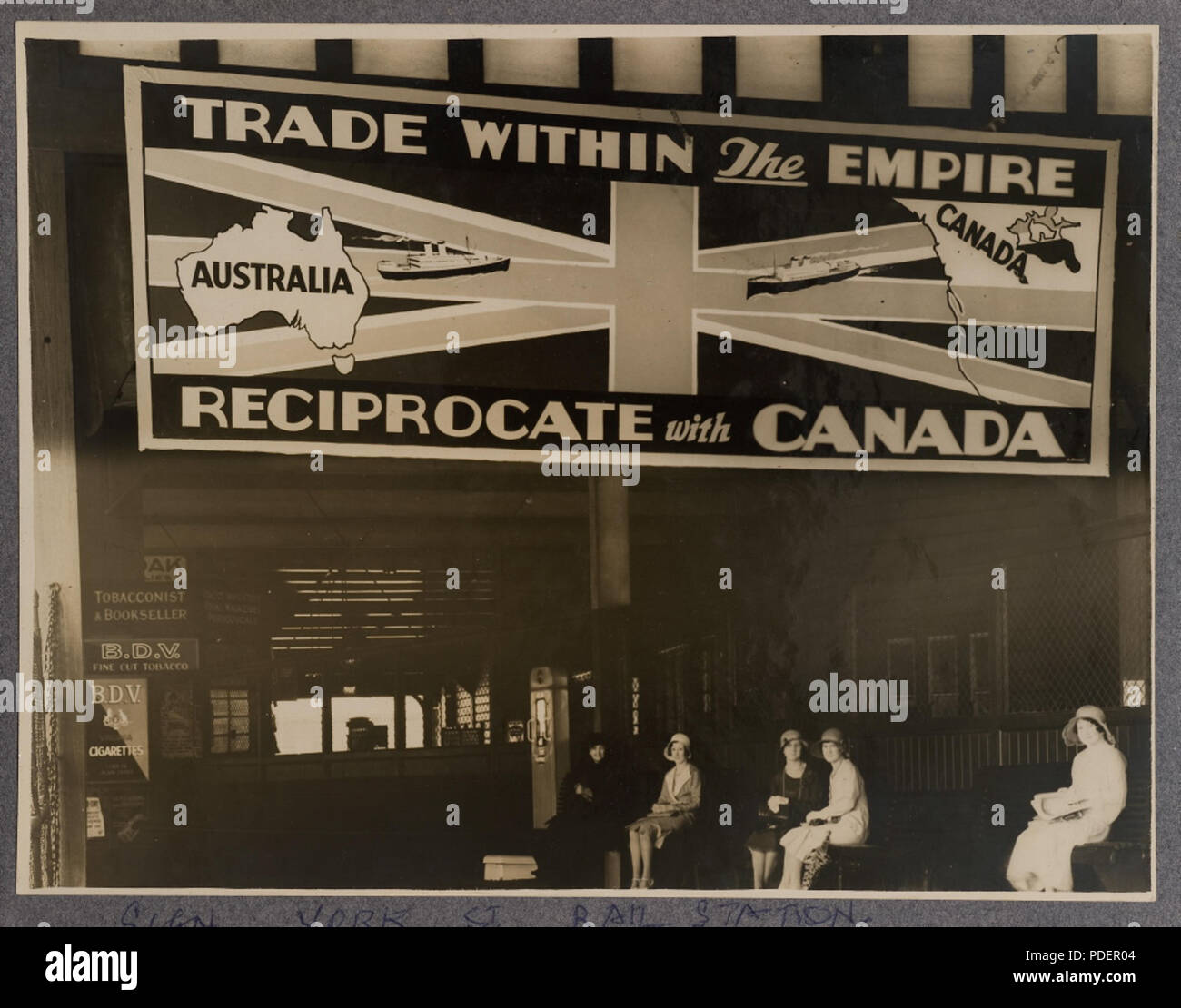 10 Pubblicità affissioni a Wynyard Stazione Ferroviaria di promuovere gli scambi tra l'Australia e il Canada, 1930 - 1939 Foto Stock