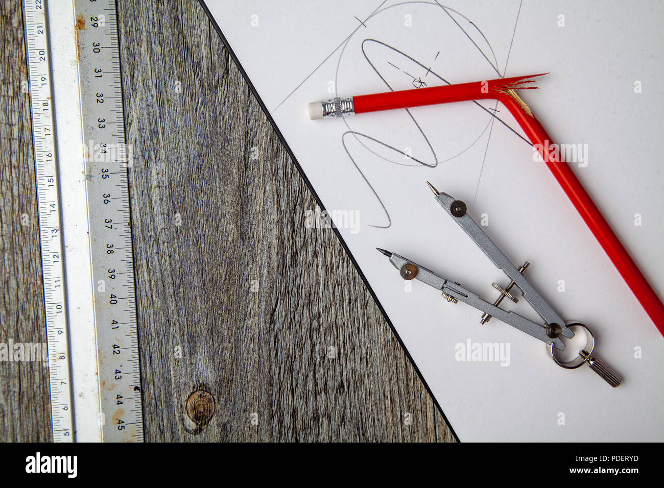 Disegno tecnico con la bussola, matita e regola in acciaio Foto Stock