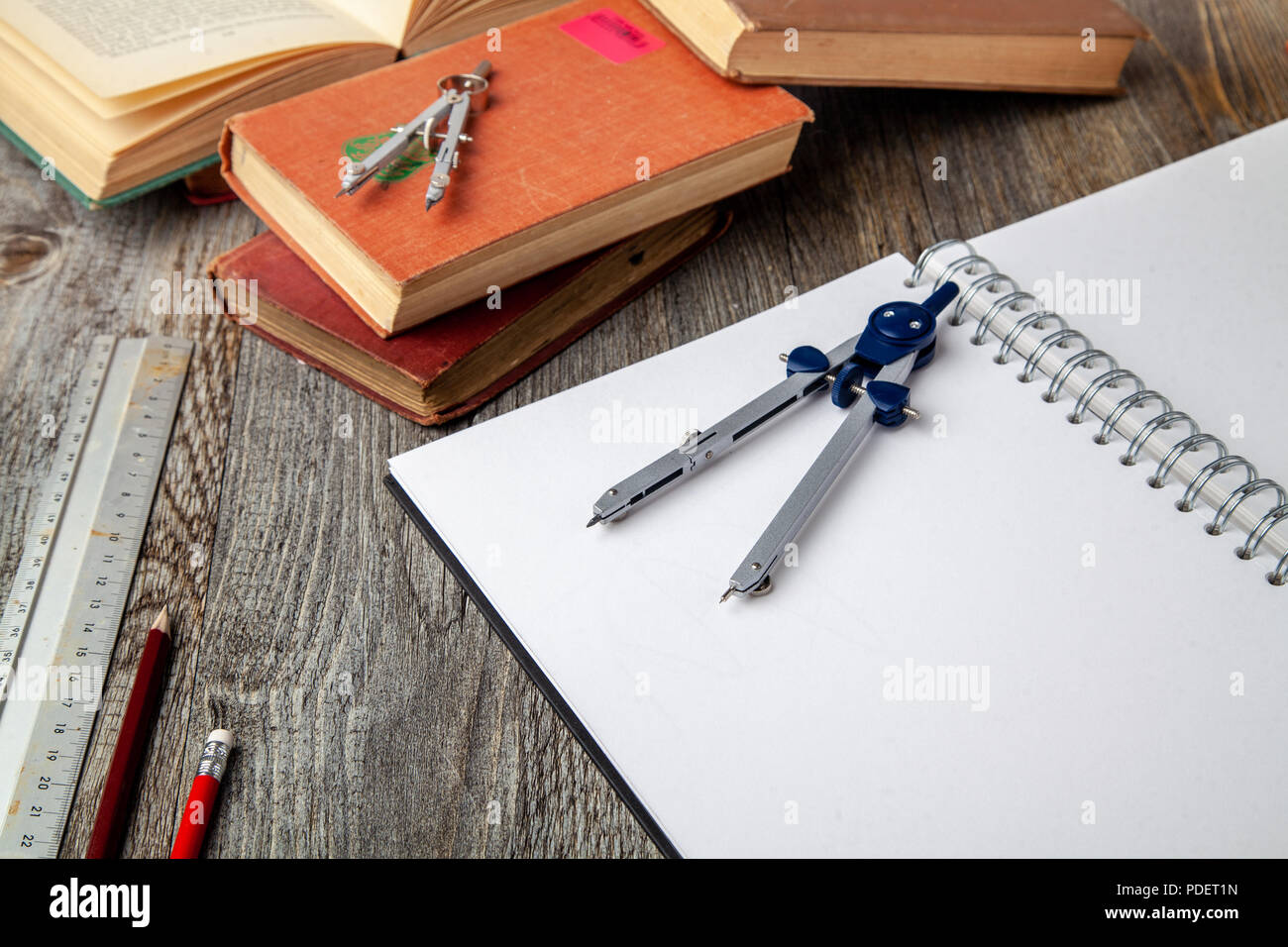 Disegno tecnico con la bussola, matita e regola in acciaio Foto Stock