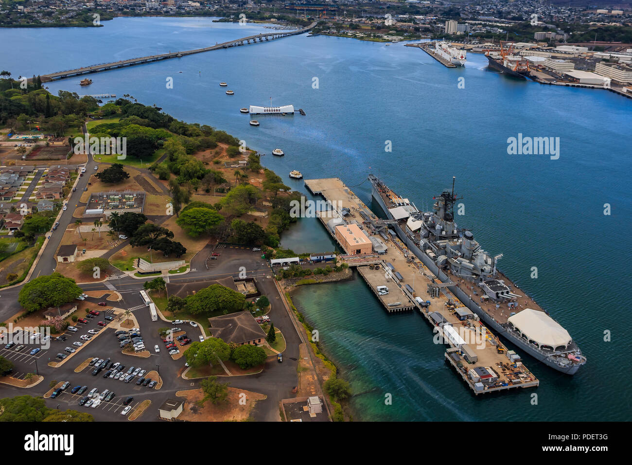 Vista aerea della USS Missouri (BB-63) corazzata e USS Arizona Memorial, la II Guerra Mondiale Valor nel Pacifico monumento nazionale nel porto di perla Honolulu Foto Stock