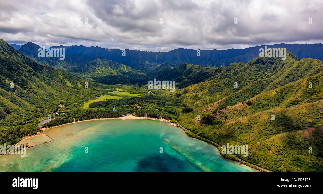 Vista aerea Oahu coste e montagne a Honolulu Hawaii da un elicottero Foto Stock