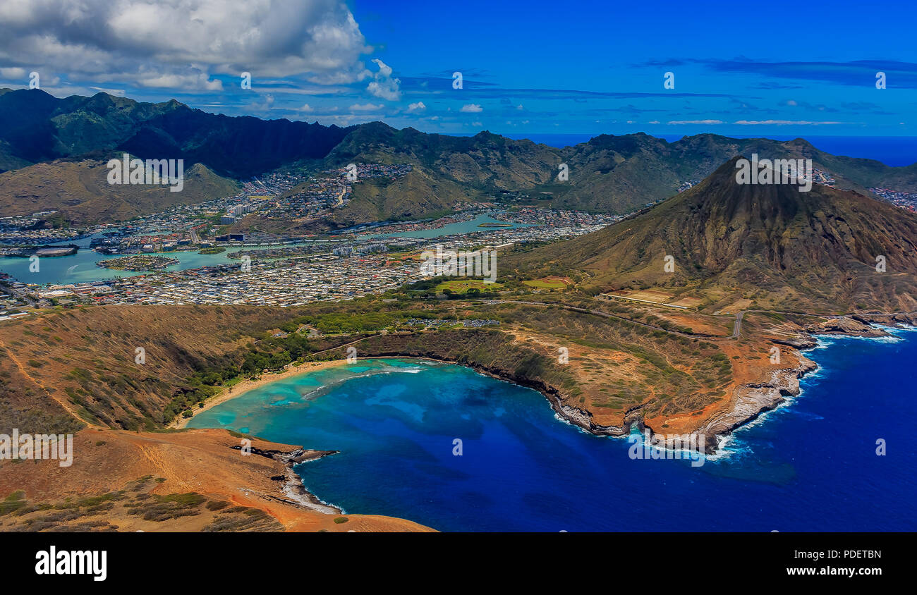 Vista aerea di Koko Head, Maunalua Bay e laguna costiera di Honolulu nelle Hawaii da un elicottero Foto Stock
