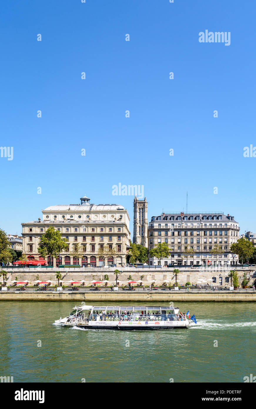 Le rive della Senna durante Paris-Plages evento estivo con un tour in barca sul fiume, Chatelet Theatre sulla sinistra e la torre Saint-Jacques. Foto Stock