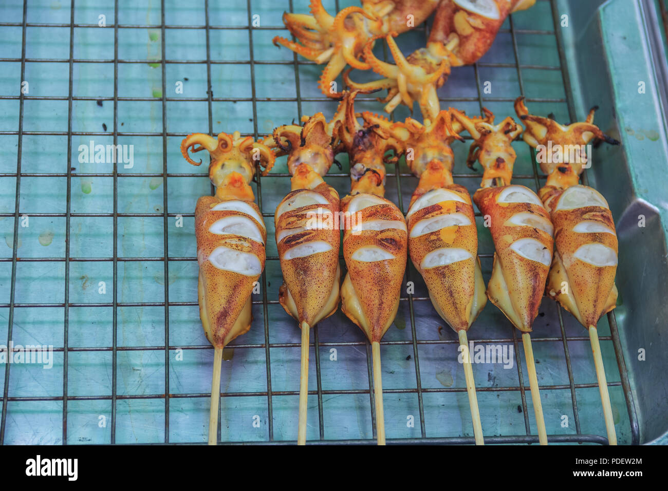 Freschi calamari fritti su un bastone al mercato a Krabi town, Thailandia Foto Stock