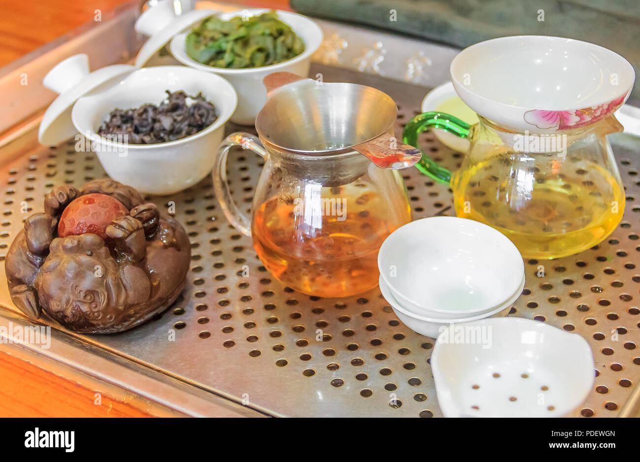 Xiamen, Cina - 14 Settembre 2013: Cinese tradizionale cerimonia del tè con un tè Pixiu dragon, tè pet, fatti di argilla Zisha, utilizzato in un gong fu (kung fu Foto Stock