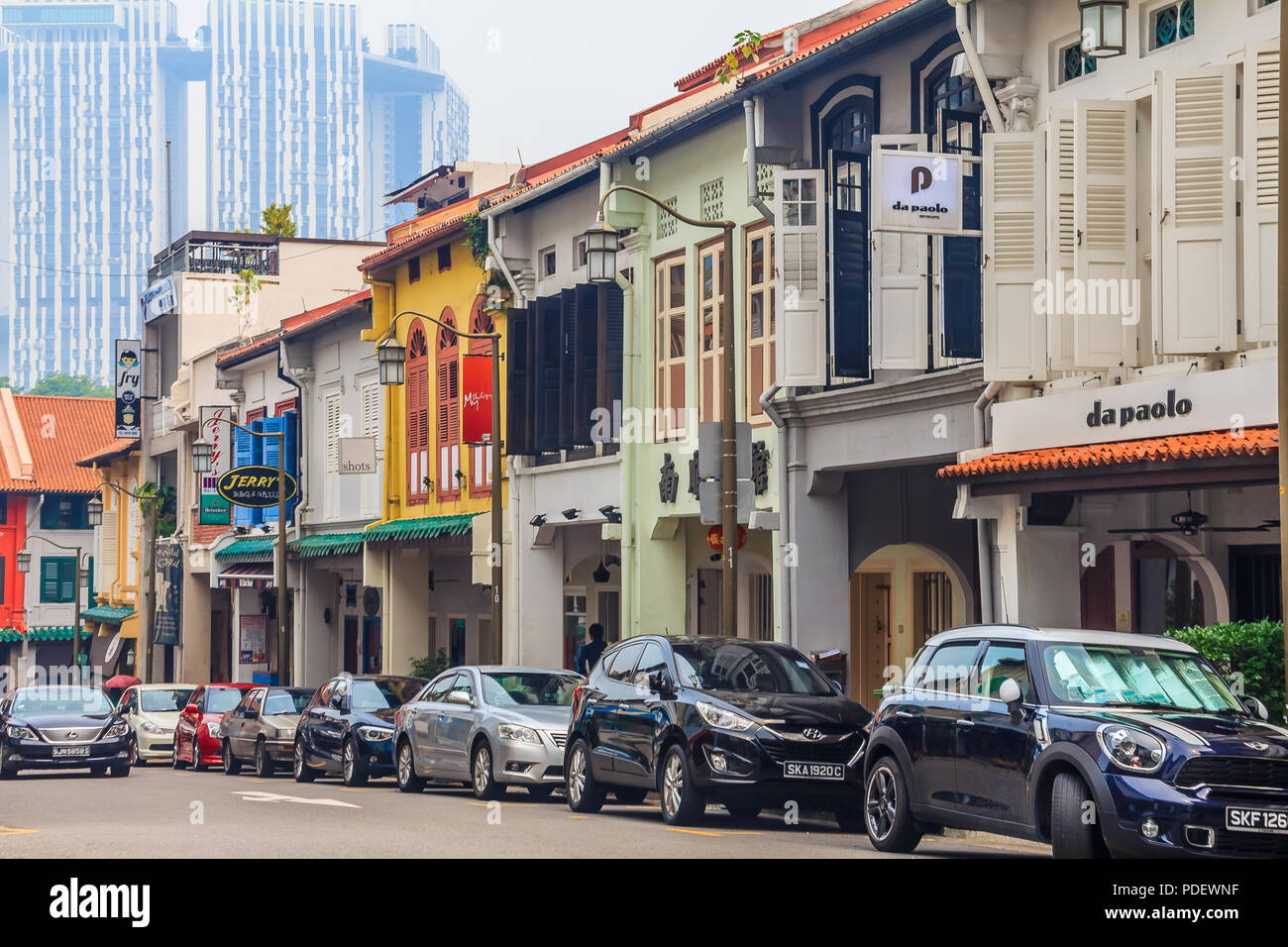 Singapore, Singapore - 16 Giugno 2013: Famosi Club street a Singapore con case coloniali. Lo smog in aria è causato dalla combustione di palm plantatio Foto Stock