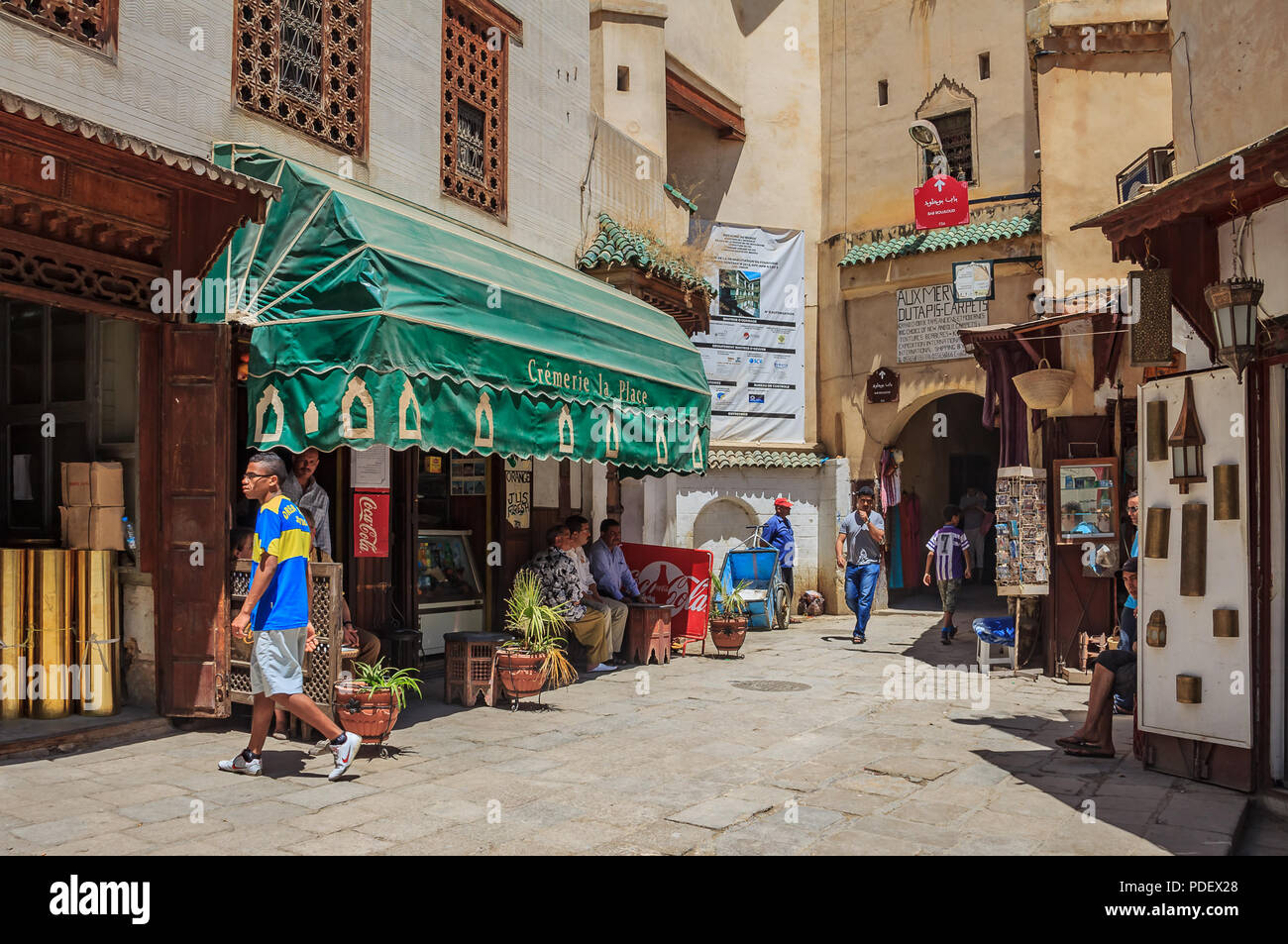 Fes, Marocco - 11 Maggio 2013: la gente del posto e i turisti a piedi nella medina di Fes, tra negozi di souvenir Foto Stock