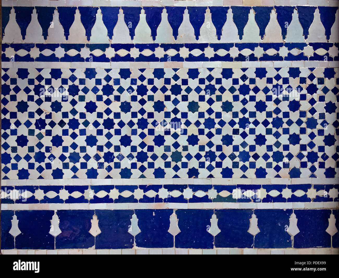 Ornati tradizionali piastrelle marocchine pattern in un riad in Marocco Foto Stock