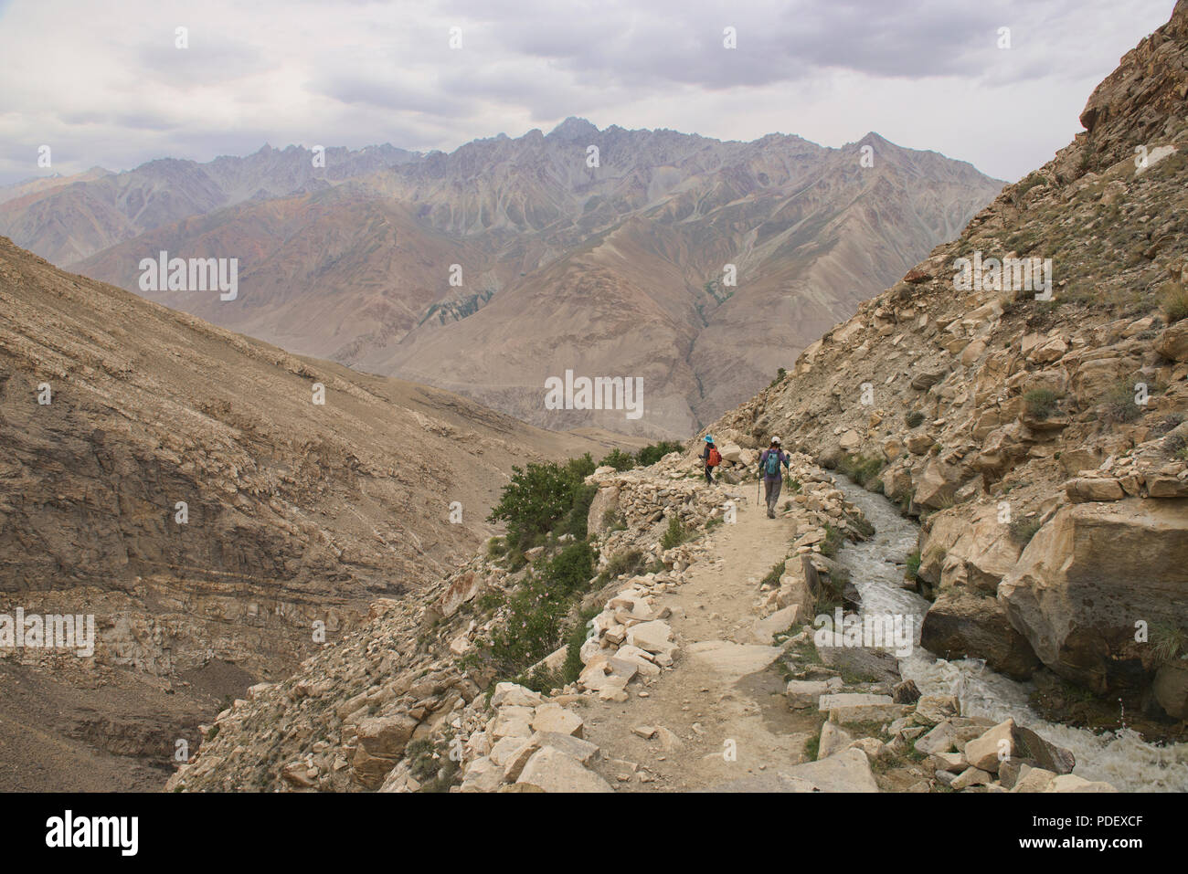 Trekking lungo un canale di irrigazione di Engel's Peak, Langar, Tagikistan Foto Stock