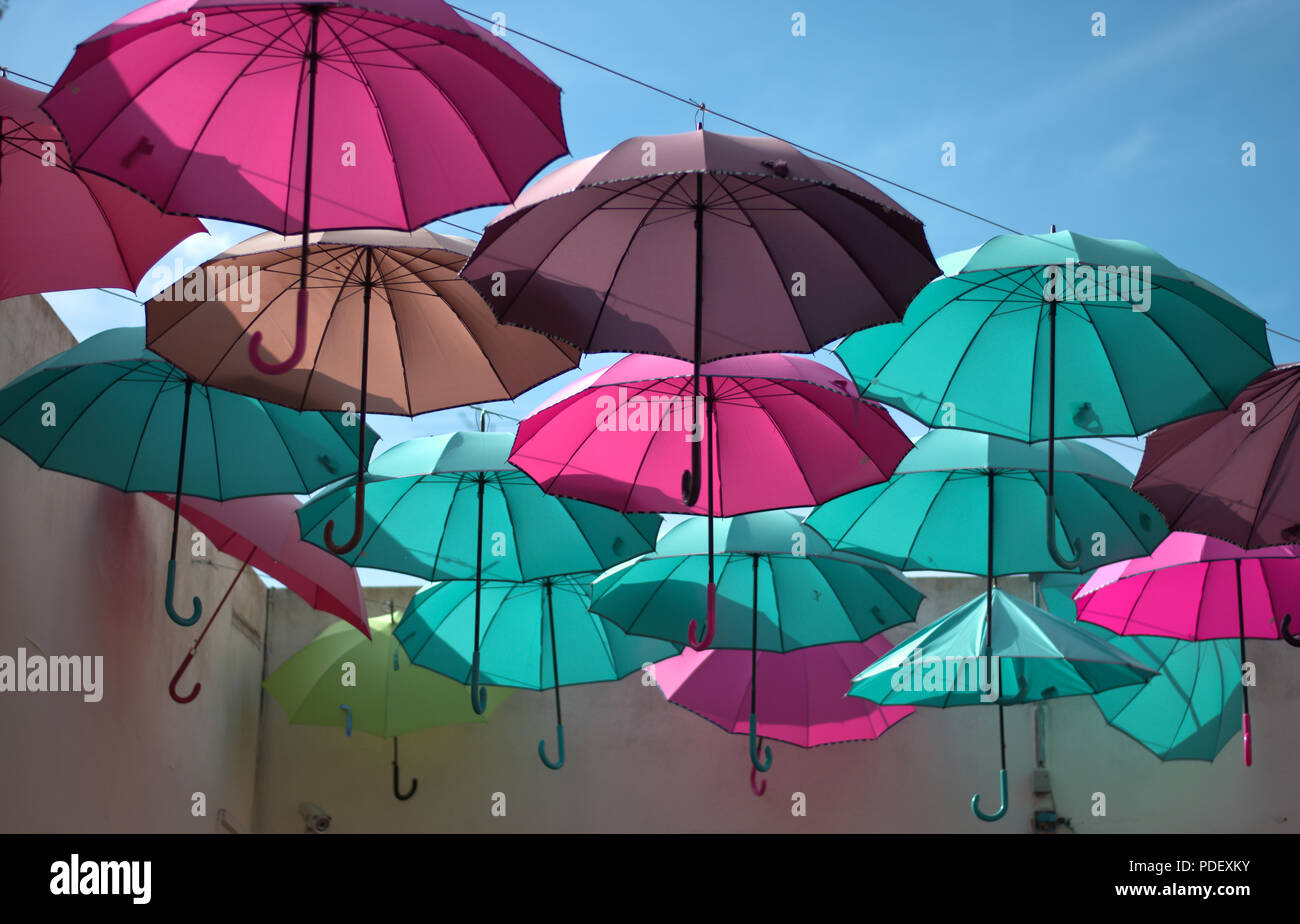 Il vento prende il via la ombrelloni colorati Foto Stock