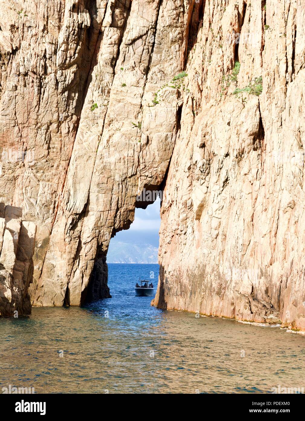Imbarcazione turistica la guida sull'oceano attraverso una bocchetta a lancia Foto Stock