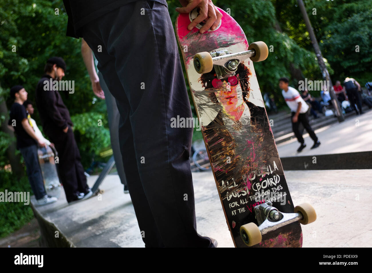 Ragazzi facendo acrobazie in un pattino board, Germania. Foto Stock