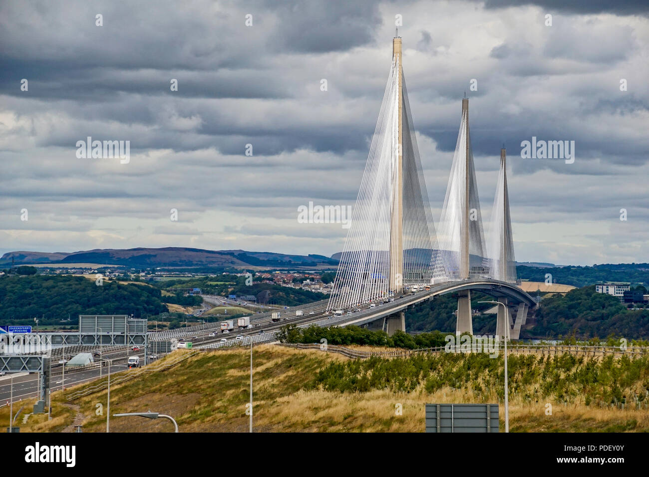 Nuovo ponte stradale Queensferry attraversando il collegamento di Fife con Lothians attraverso il Firth of Forth tra sud e nord Queensferry Regno Unito Scozia Foto Stock