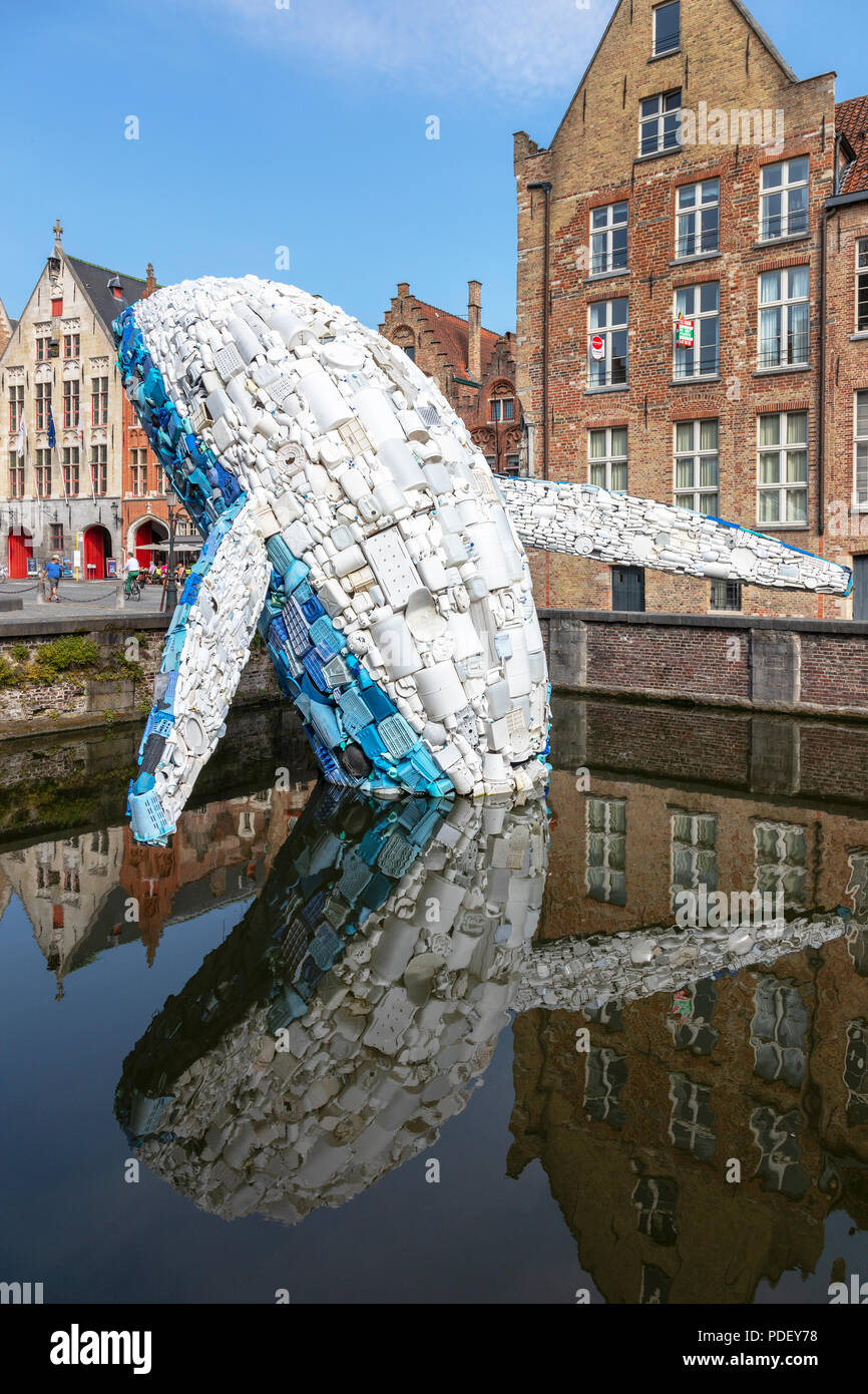 Bruges Balena in plastica, un disegno costituito da una materia plastica recuperato dal mare e costruito nella forma di una balena blu, messo così che si vede Foto Stock