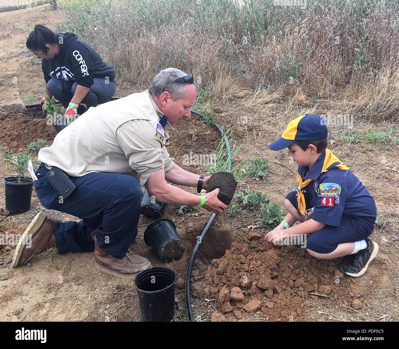 Un Cub Scout e il suo leader preparare per l'impianto di vegetazione nativa vicino al Santa Ana fiume durante un maggio 12 comunità-restauro piantagione evento in Norco, California. L'evento è stato ospitato dal governo degli STATI UNITI Esercito di ingegneri di Los Angeles District, il suo contraente e la città di Norco come uno sforzo congiunto per aiutare a ripristinare la zona torna al suo habitat naturale. Foto Stock