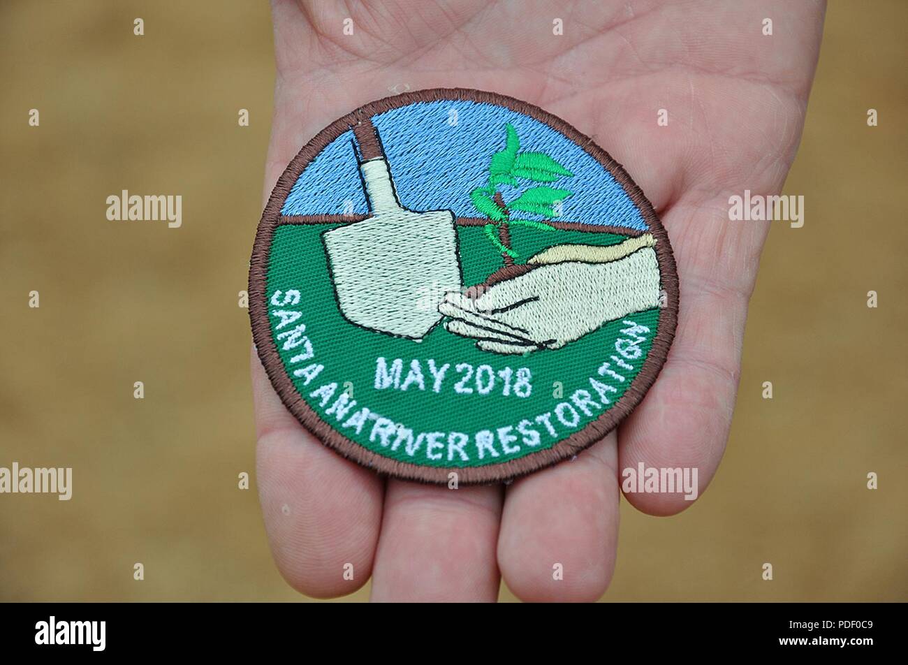 Brian Petree, vice city manager per la città di Norco, California, visualizza una patch che è stato creato a mano di Boy Scout e Cub Scout durante un restauro della comunità-piantando un evento potrebbe 12 in Norco, California. L'evento è stato ospitato dal governo degli STATI UNITI Esercito di ingegneri di Los Angeles District, il suo contraente e la città di Norco come uno sforzo congiunto per aiutare a ripristinare la zona torna al suo habitat naturale. Foto Stock