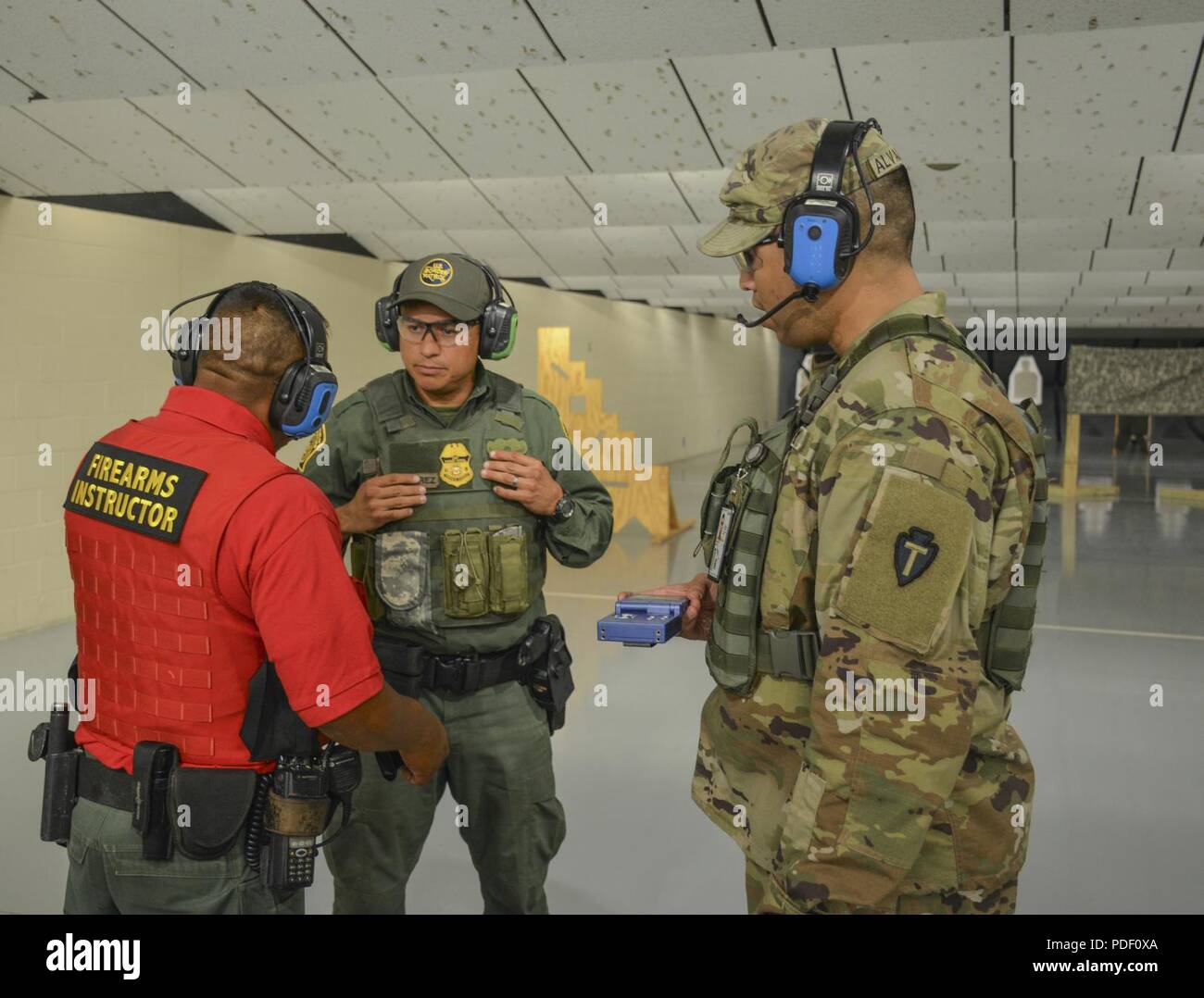 Texas guardie da El Paso il 3 ° Battaglione 133 Campo Reggimento di Artiglieria di supporto di sicurezza delle armi da fuoco presso l'U.S. Delle dogane e della protezione delle frontiere, Pattuglia di Confine Del Rio del settore coperto solo la gamma di armi al Comstock stazione. La distribuzione di truppe per assistere e sostenere il CBP impatti rapidamente la missione di ogni volta che un organo di servizio richiede un non-esecuzione posizione(s) in cui gli agenti, tipicamente, otterrete informazioni dettagliate su off la linea a che fare, come il fleet, manutenzione e intervalli di armi. Il servizio i membri di eliminare o di ridurre il numero di agenti necessari per eseguire la non applicazione dei dazi. Cpl. Giuseppe Alvarado supporta t Foto Stock