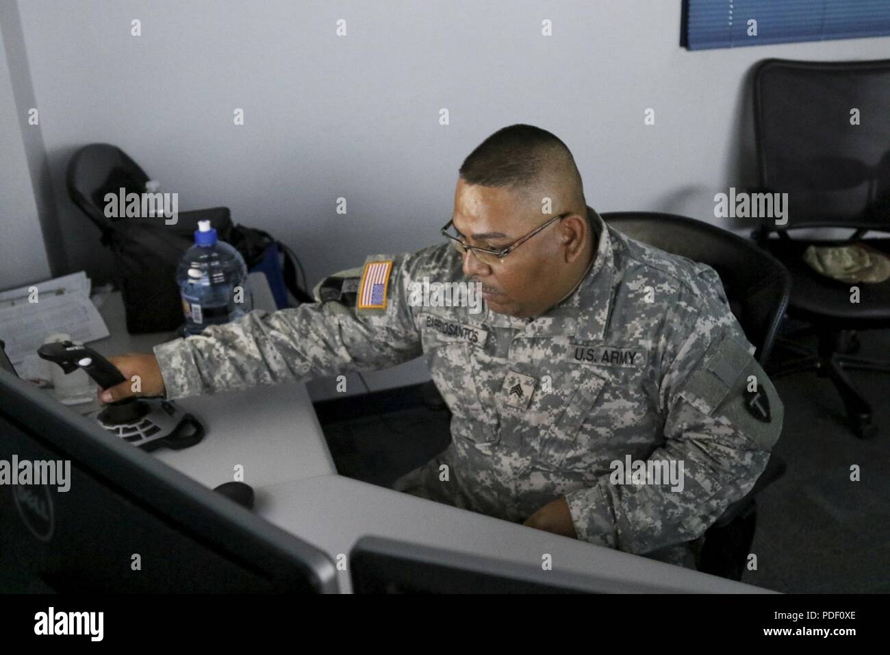 Un guardie da El Paso il 3 ° Battaglione 133 Campo Reggimento di Artiglieria dare occhi extra sulla linea Del Rio settore U.S. Delle dogane e della protezione delle frontiere, alla frontiera degli agenti PATROL. Il funzionamento della telecamere durante compiti di vigilanza da una fotocamera camera, effectually restituendo un agente (normalmente dettagliata per la posizione) torna alla linea. Sgt. Alejandro Barriosantos assiste gli agenti della linea utilizzando un joystick per controllare le telecamere aree di visualizzazione e di trasmissione di informazioni, "Io amo quello che sto facendo, di arrivare a vedere questi agenti in azione è cool... ottengono le loro angustie dopo seguendo le indicazioni in terrai pesanti Foto Stock