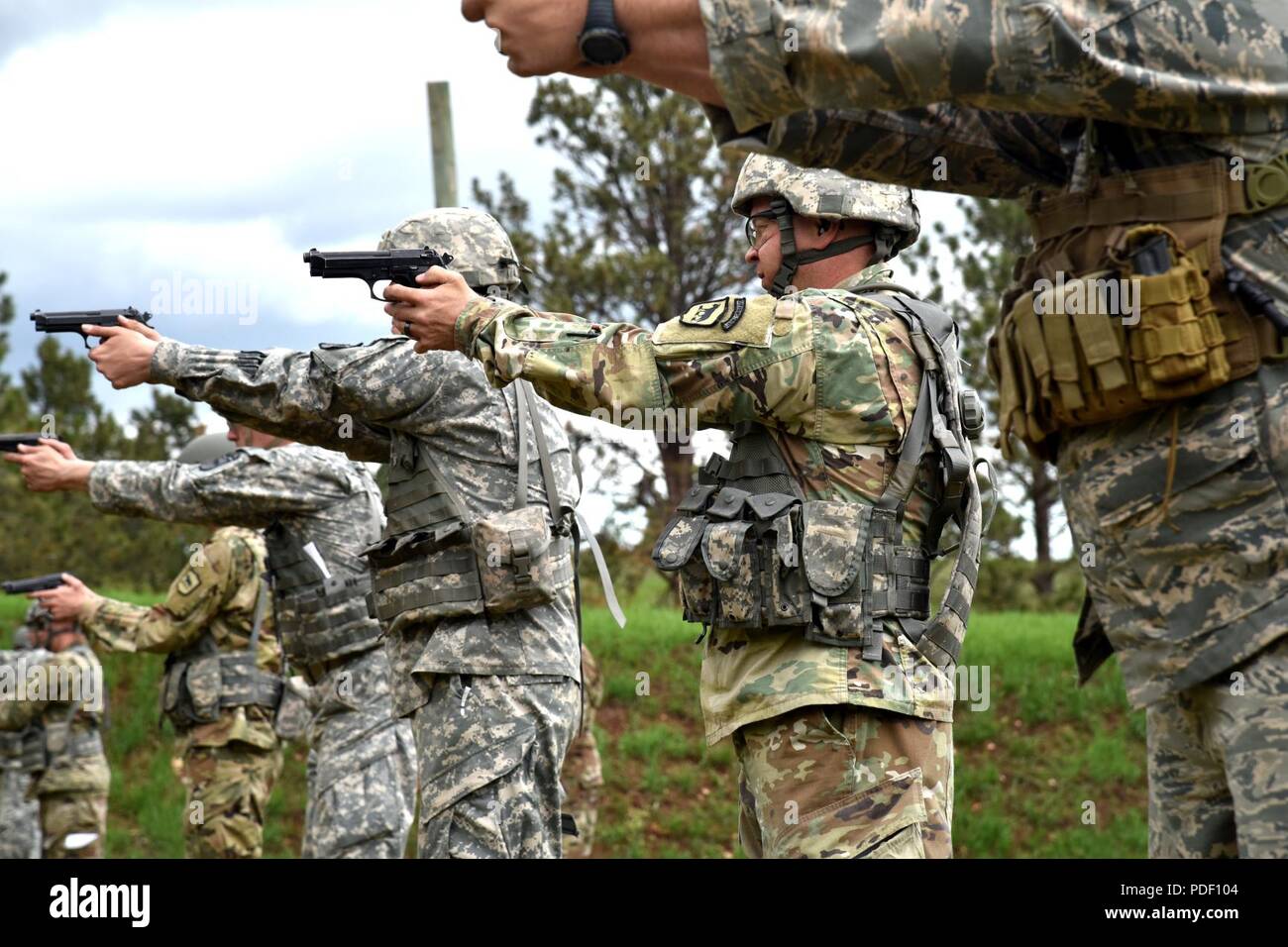 Rapid City, S.D. - I membri del Sud Dakota National Guard per competere nel comando di stato Sergente Maggiore all aperto del match con un M-9 pistola 18 maggio 2018 presso il Camp rapido, S.D. Il match è stato progettato per identificare i migliori tiratori di combattimento nello stato. Foto Stock