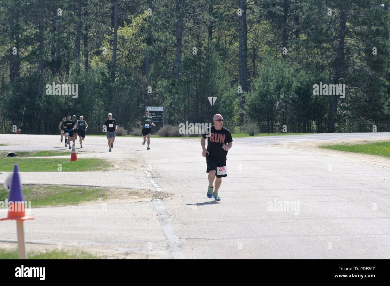 I partecipanti passano attraverso il corso della fiera benessere 5k Run/a 2 miglio a piedi il 16 maggio 2018, davanti Rumpel Centro Fitness a Fort McCoy, Wis. la gara faceva parte del complesso di Fort McCoy Wellness fiera. Più di 500 persone hanno partecipato salone dove essi hanno partecipato alla gara o visitato dozzine di informazioni visualizzata con i prodotti e i servizi offerti da aziende locali e le agenzie di post. La direzione della famiglia e morale, il benessere e la ricreazione organizzato l'evento durante il quale la Croce Rossa americana ha tenuto una unità di sangue; gli screening sanitari sono stati offerti; e sportello 49 premi sono stati consegnati ai partecipanti la fiera Foto Stock