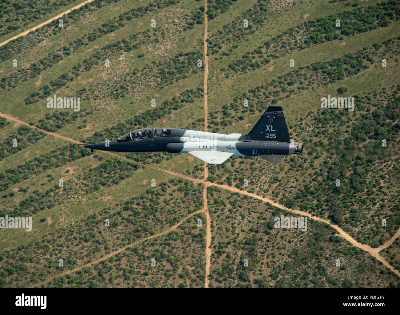 Un T-38 Taloni vola vicino a Laughlin Air Force Base su 16 Maggio, 2018. Il T-38 è uno dei tre aeromobili volato da piloti durante il corso di laurea formazione pilota. Foto Stock