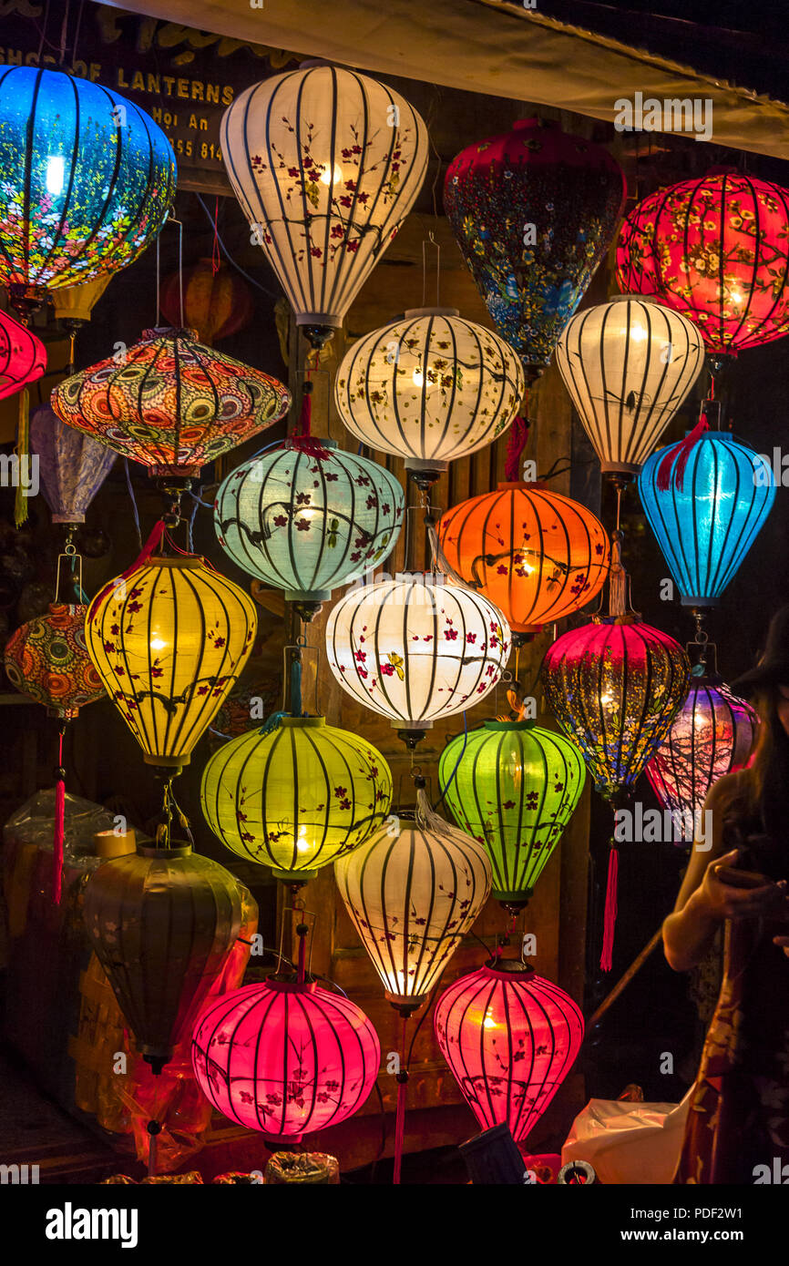 Luminose colorate lanterne in antica città di Hoi An Foto stock - Alamy