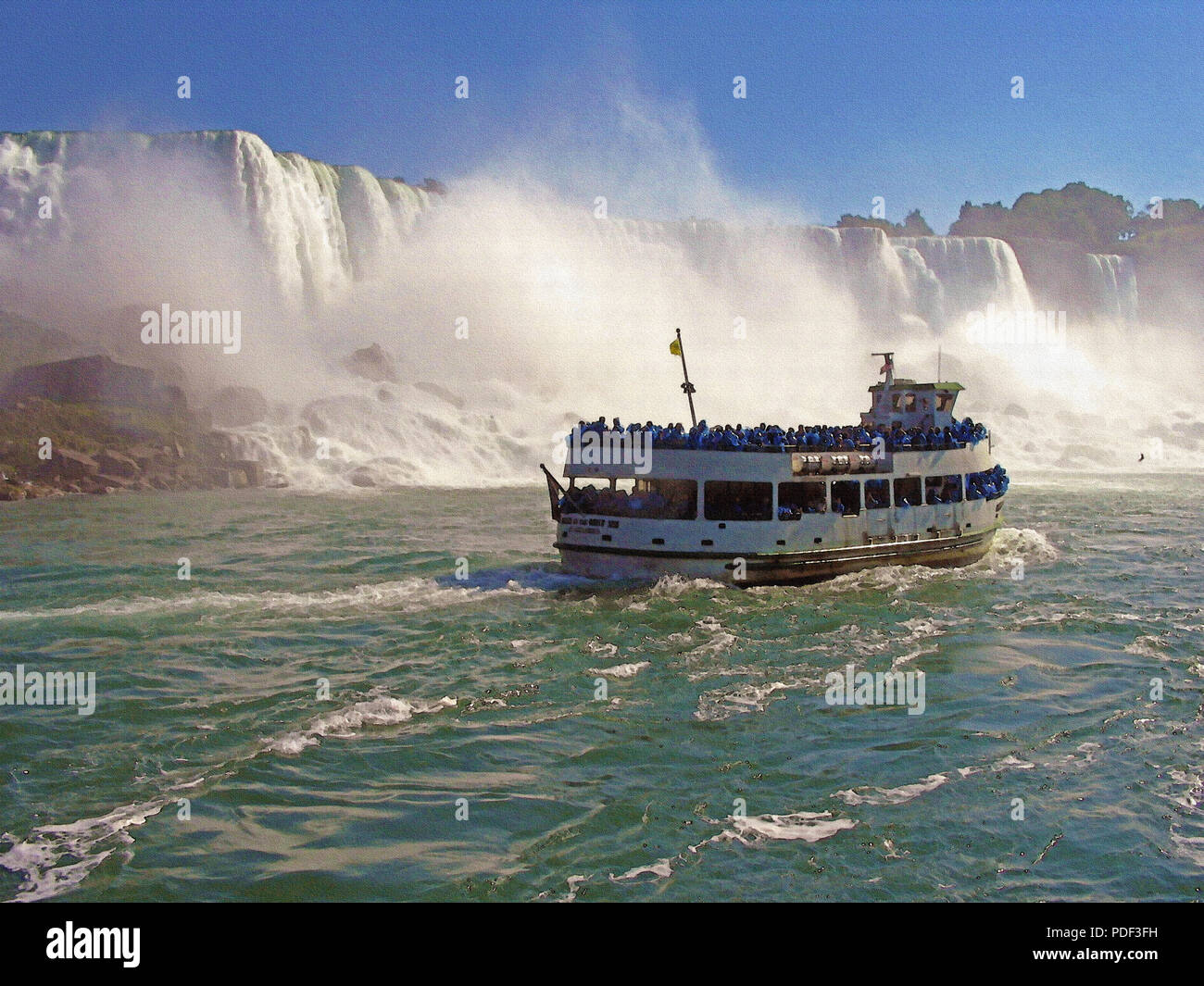 Gite in barca in Niagara Falls, New York, Stati Uniti d'America sono popolari con i visitatori e i turisti qui. Arrivando ad un contatto vicino e personale con questi potenti e magnifico Foto Stock