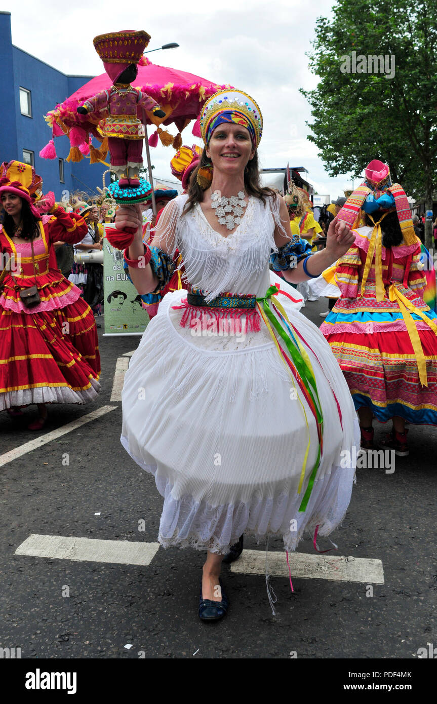 Un membro del brasiliano artisti interpreti o esecutori detiene una bambola. Carnevale di Notting Hill. Londra, Regno Unito. Foto Stock