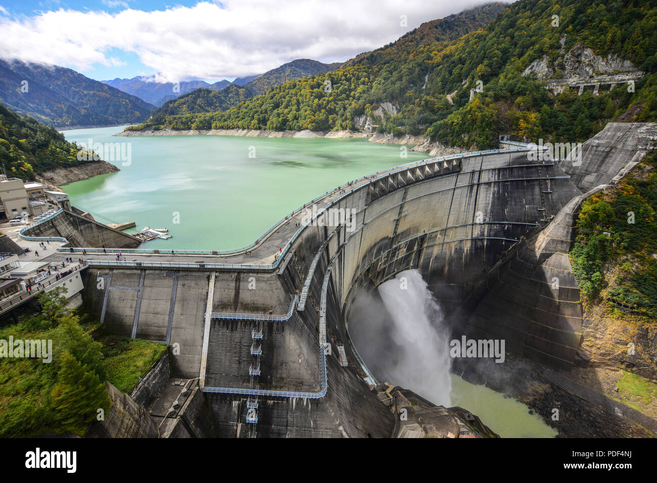 Vista della diga Kurobe in Toyama, Giappone. A 186 metri di altezza, è il più alto di diga in Giappone. Foto Stock