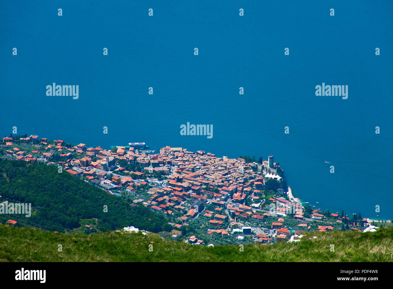Vista dal Monte Baldo a Malcesine e il lago di Garda, provincia di Verona, Lago di Garda, Lombardia, Italia Foto Stock