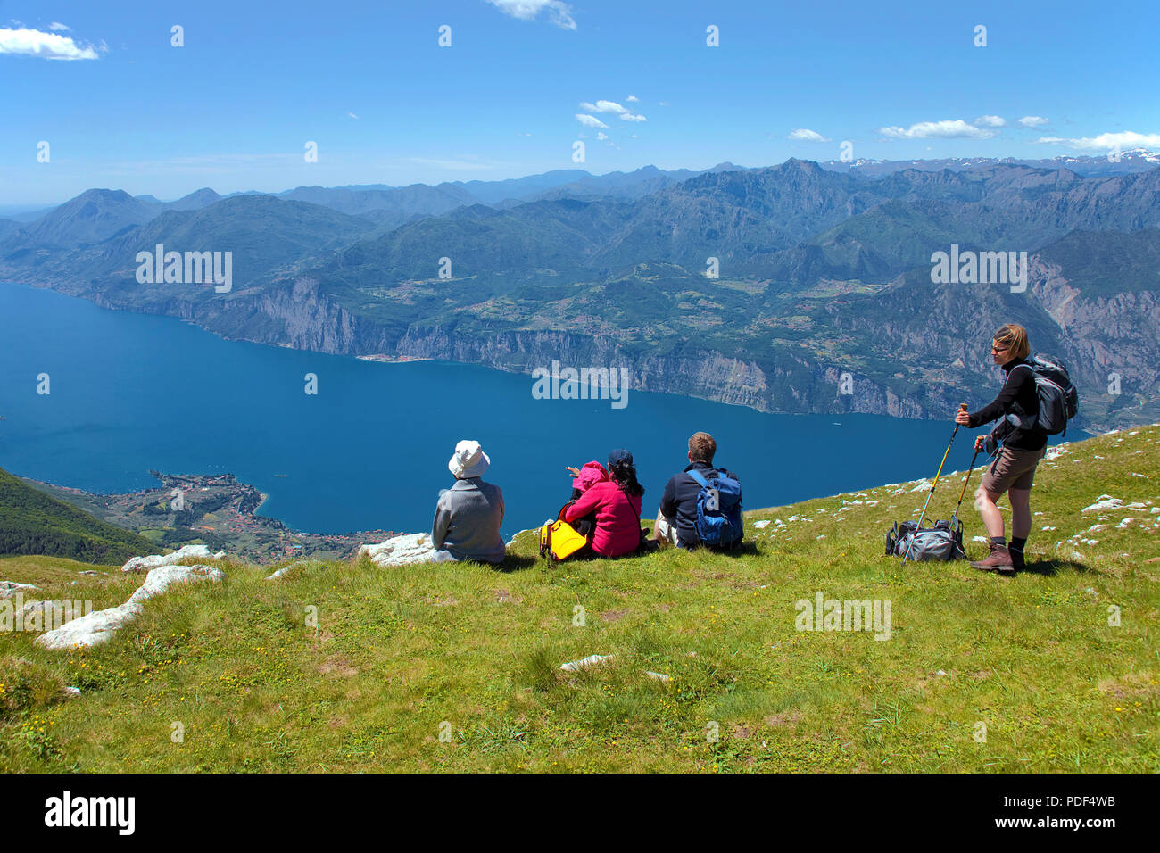 Escursionista godendo la vista dal Monte Baldo sul Lago di Garda, Malcesine, provincia di Verona, Lago di Garda, Lombardia, Italia Foto Stock