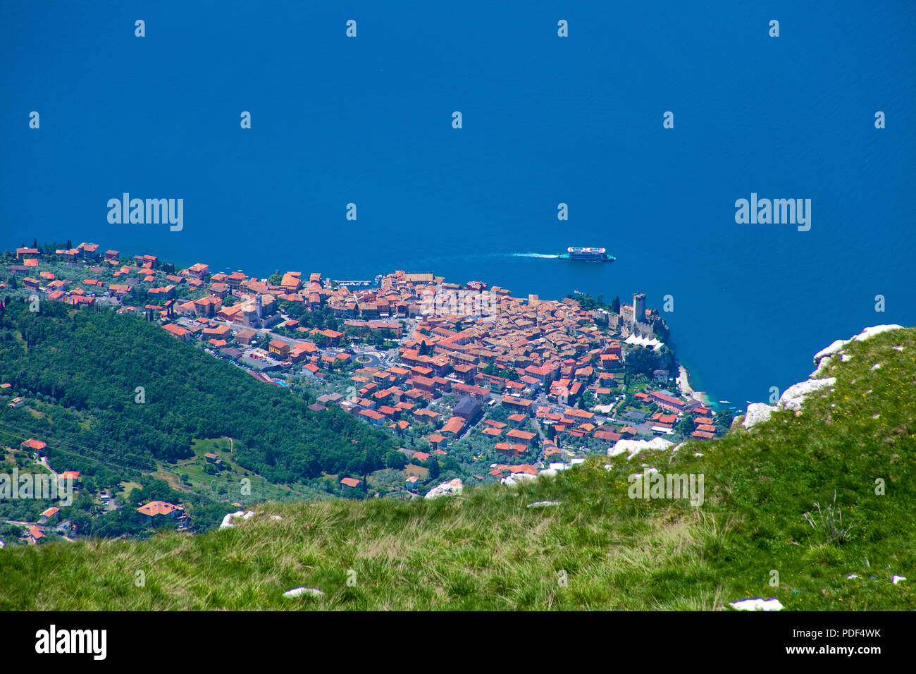 Vista dal Monte Baldo a Malcesine e il lago di Garda, provincia di Verona, Lago di Garda, Lombardia, Italia Foto Stock