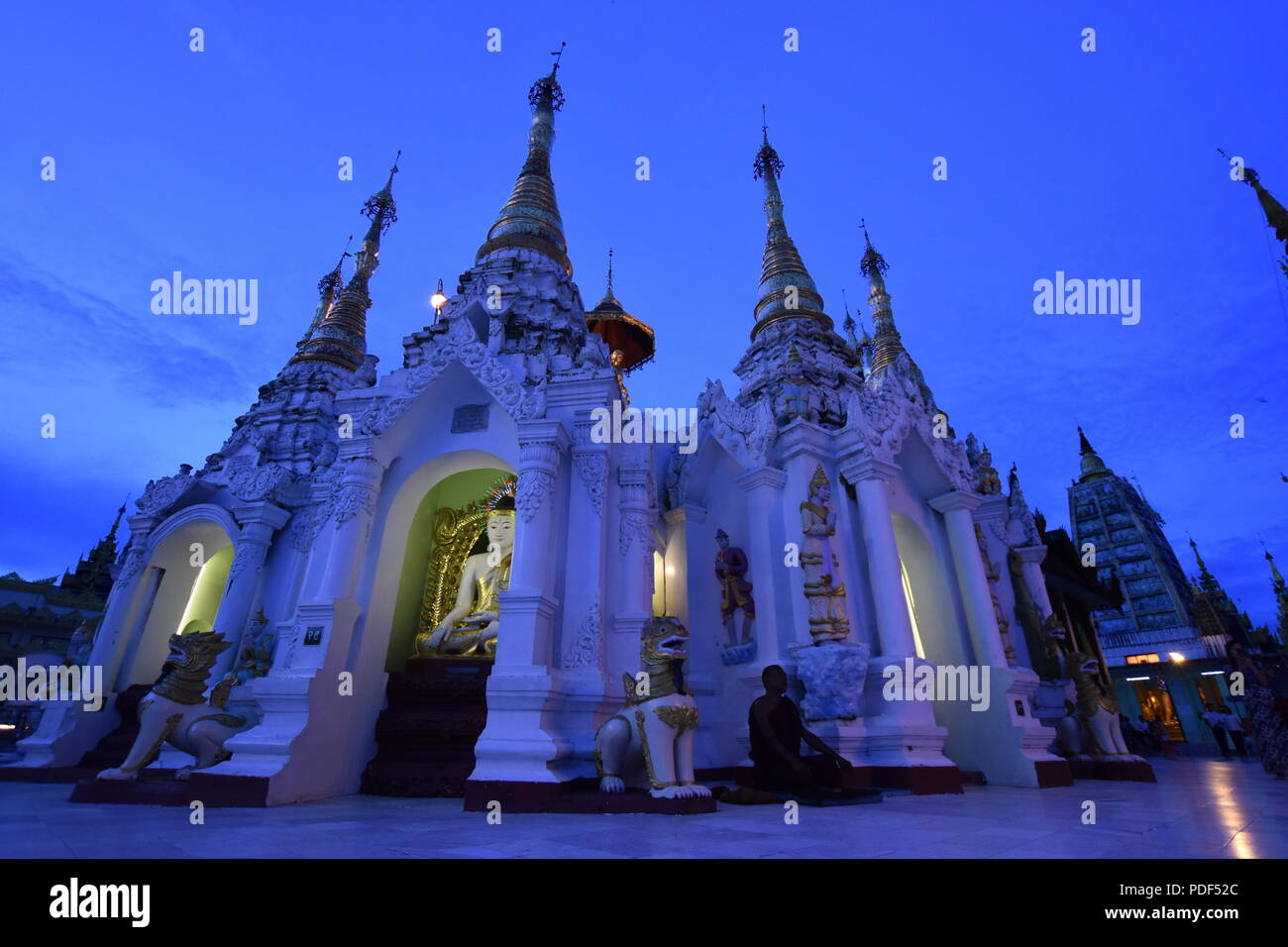 Buddha fotografia notturna nella Shwedagon pagoda in Yangon, Myanmar. Foto Stock