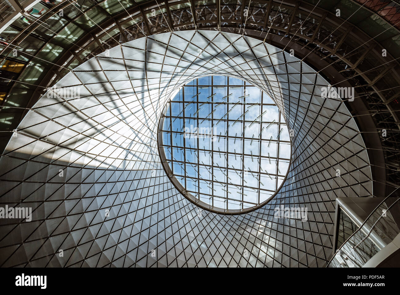 La città di New York, Stati Uniti d'America - 20 Giugno 2018: basso angolo di visione della sala principale del Fulton Center. Si tratta di un centro di transito e complesso retail centrato alla inters Foto Stock