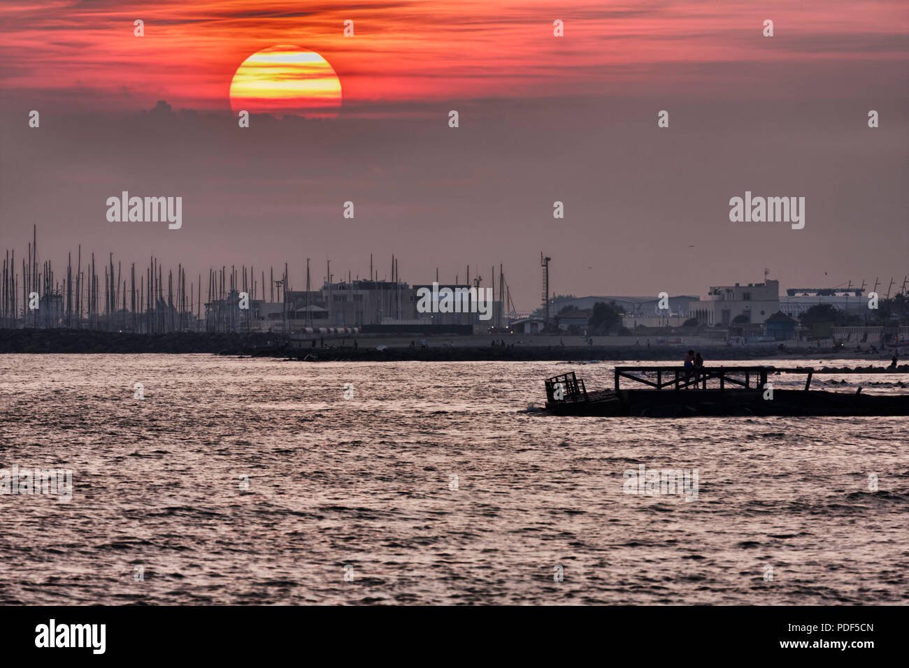 Bella colorato tramonto sul mare di Roma in Lido di Ostia - Italia Foto Stock