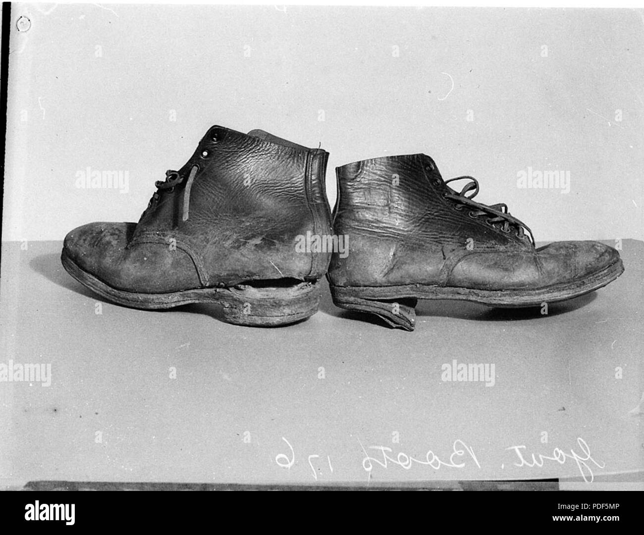 157 36059 SLNSW Bassa qualità di governo stivali rilasciato come depressione sollievo Foto Stock