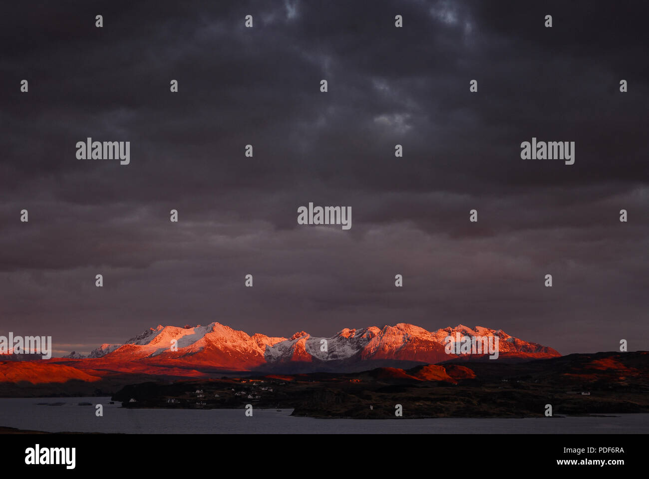 Il tramonto del Cuillin ridge isola di Skye Foto Stock