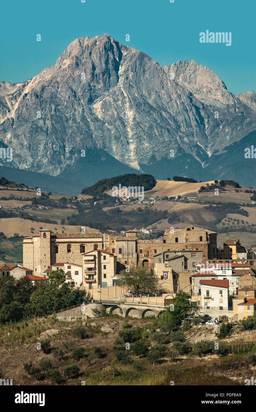 Elice villaggio con Gran Sasso summital, Abruzzo Foto Stock
