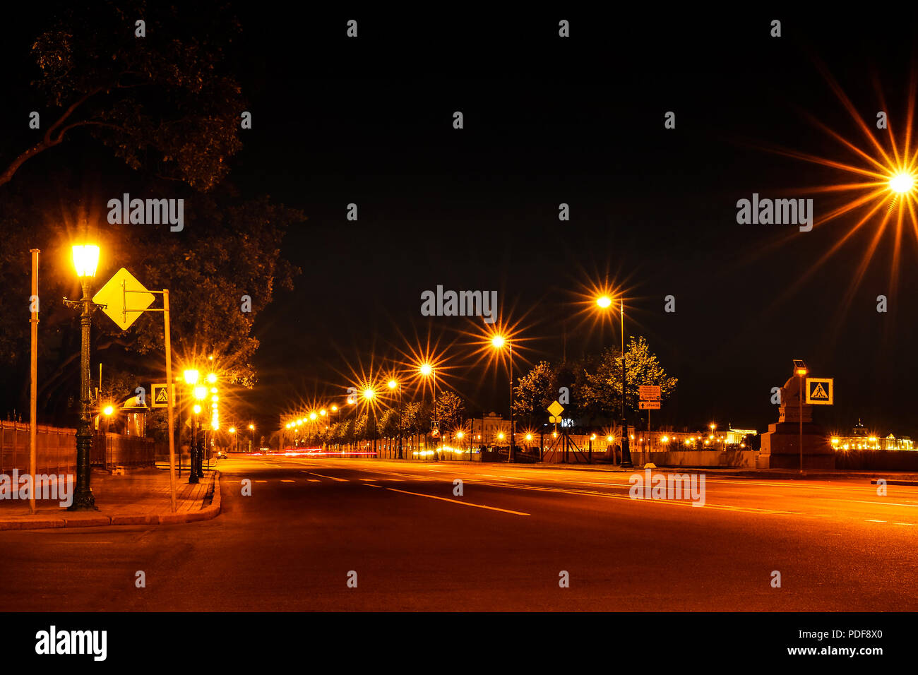 La città di notte le luci di strada, bokeh, sfondo buio. Di notte le luci della città raggi da luci Foto Stock