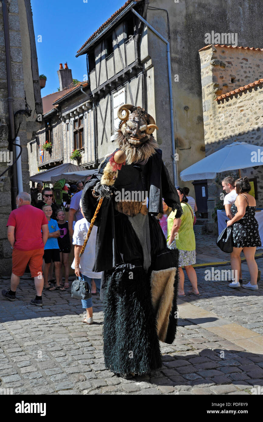 Stilt walker in festa medievale Parthenay Francia Foto Stock