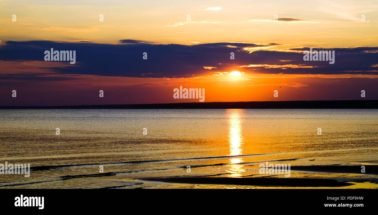 Bellissimi Paesaggi Incredibili Del Tramonto Sul Mare E Il Cielo Arancione Al Di Sopra Di Lui Con Sorprendente Golden La Riflessione Del Sole Sulla Calma Onde In B Foto Stock Alamy