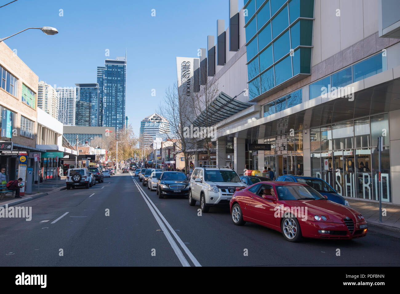 Messa in coda di traffico fino a Victoria Avenue, Chatswood su Sydney North Shore, al di fuori di Chatswood Chase complesso per lo shopping Foto Stock