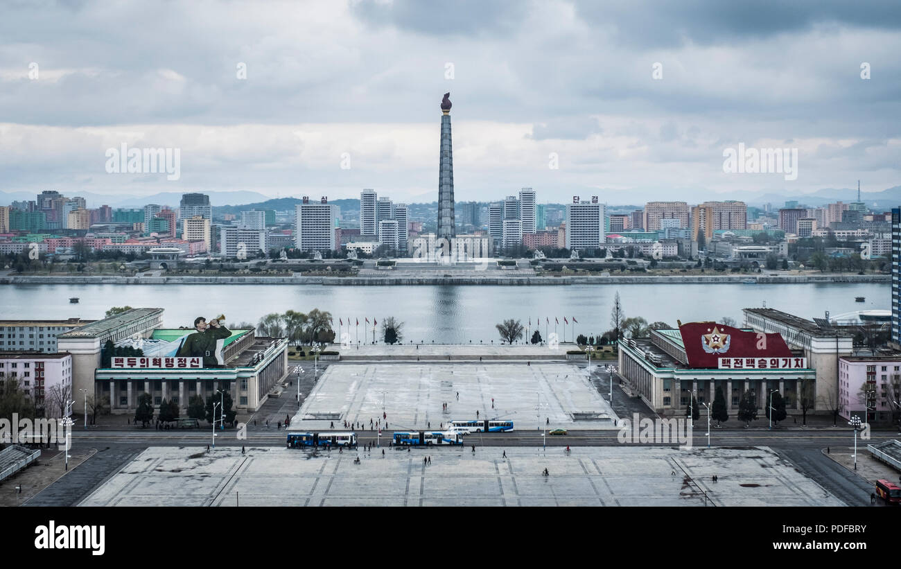 Vista sul Fiume Taedong al Juche Tower, Pyongyang, Corea del Nord Foto Stock