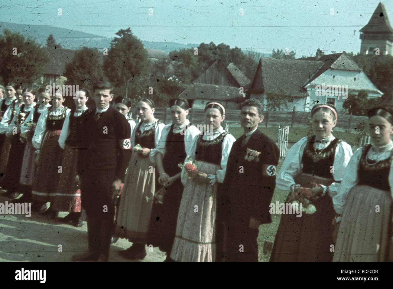 103 colorate, fascia da braccio, swastica, costumi folk, medaglia Fortepan 92538 Foto Stock