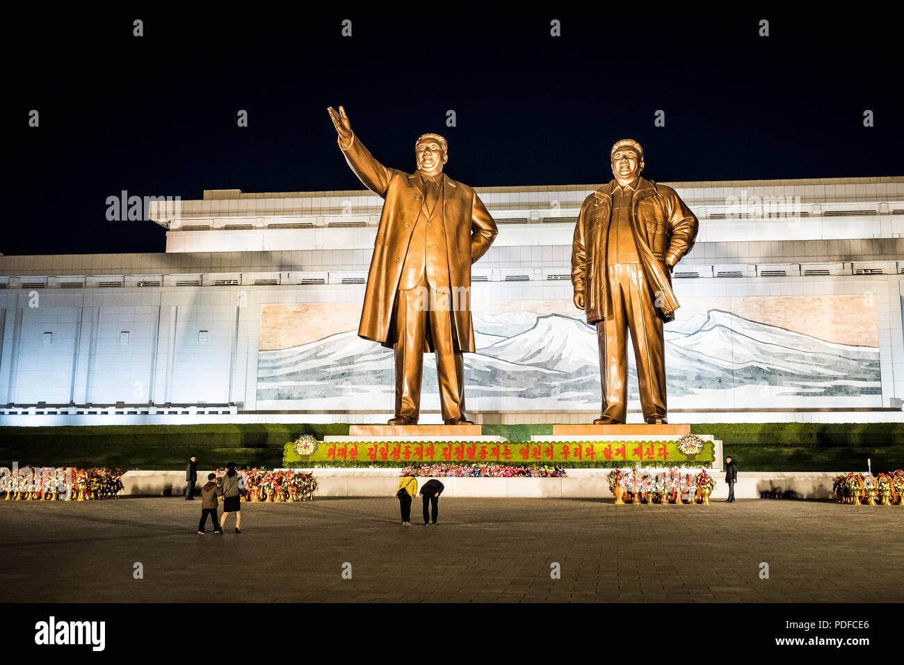 Nord Coreani arrivano a pagare i loro rispetti al Grand Monumento a Mansu Hill Aprile 15th, Pyongyang, Corea del Nord, Asia Foto Stock