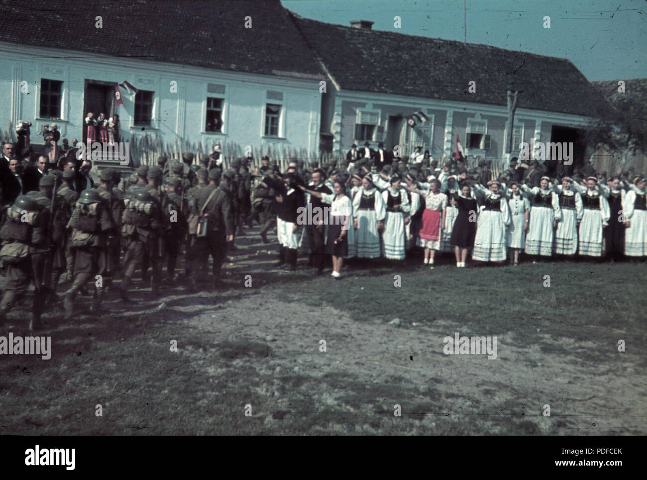 103 colorate, bandiera, swastica, postura Fortepan 92540 Foto Stock